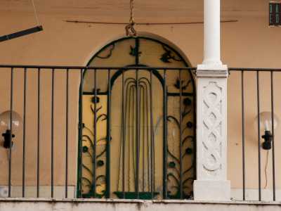 ...che celano una vetrata ad arco finemente arricchita da decori in ferro